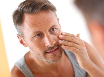 Foto von Mann beim Blick in den Spiegel