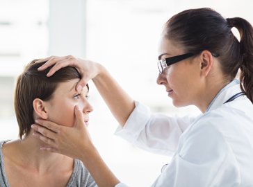 Foto von Augenärztin und Patientin bei Augenuntersuchung
