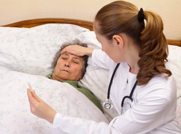 Foto von Patientin und Ärztin beim Hausbesuch