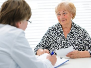 Foto von Frau und Ärztin im Beratungsgespräch