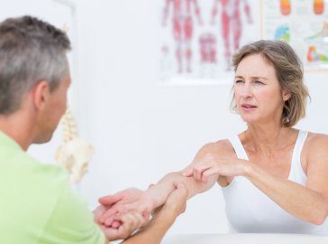 Foto von Patientin und Physiotherapeut