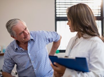 Foto von Patient und Ärztin in der Sprechstunde